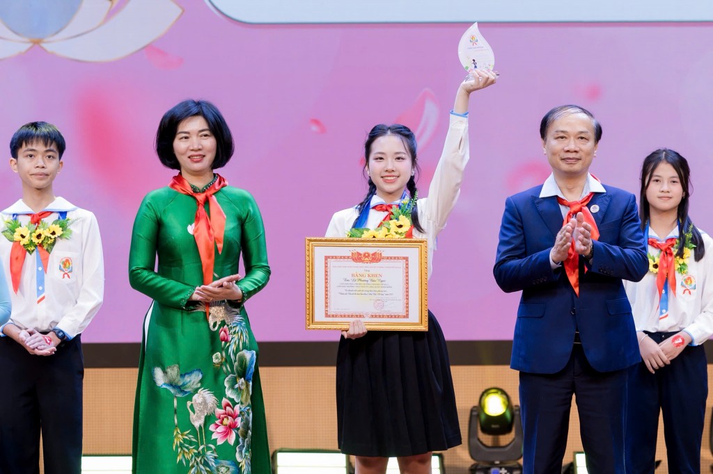 Bảo Ngọc nhận Bằng khen tại Đại hội Cháu ngoan Bác Hồ cấp Thành phố năm 2025 – ghi nhận những nỗ lực và thành tích xuất sắc trong phong trào Đội.