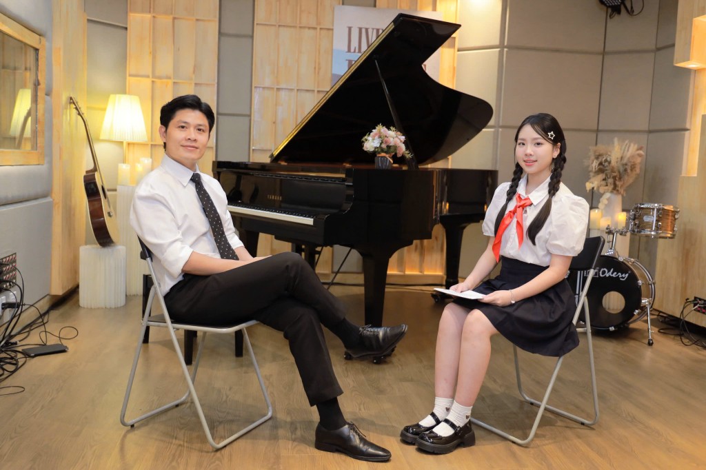 Lê Phương Bảo Ngọc trong buổi thực hiện ghi hình phỏng vấn nghệ sĩ tại phòng thu – một trong những hoạt động trải nghiệm giúp em rèn luyện sự tự tin và kỹ năng dẫn chương trình.