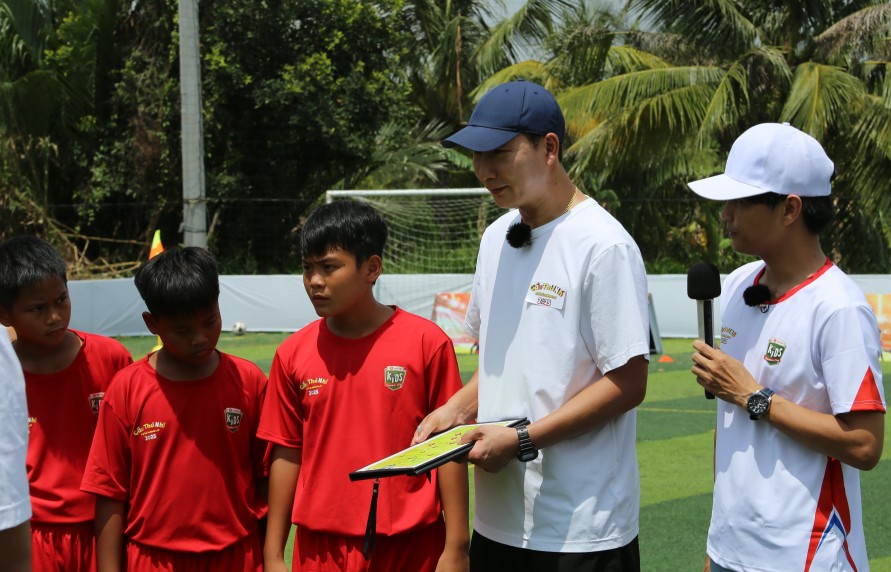 HLV Kim Sang Sik kỳ vọng tương lai từ các Cầu thủ nhí 2025