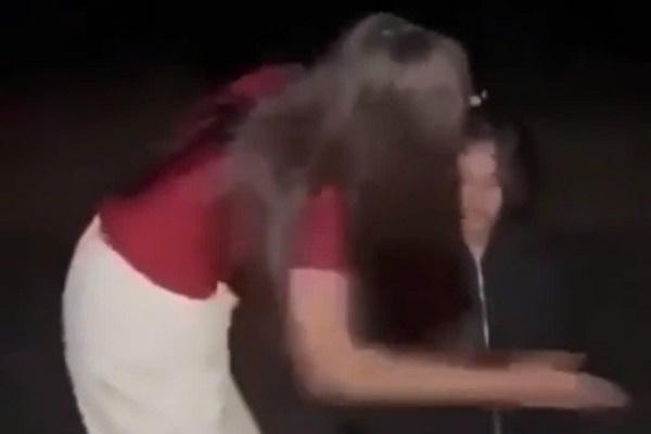 Một thiếu nữ bị nhóm người bắt quỳ, túm tóc, tát vào mặt (Ảnh cắt từ clip)