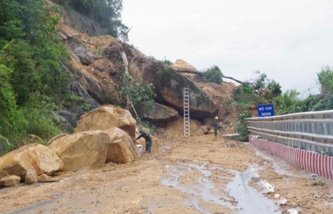 Lực lượng chức năng phá đá mở đường đèo Khánh Lê