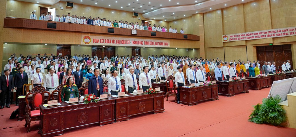 Đại biểu dự đại hội thực hiện nghi lễ chào cờ (ảnh: Tây Hồ)