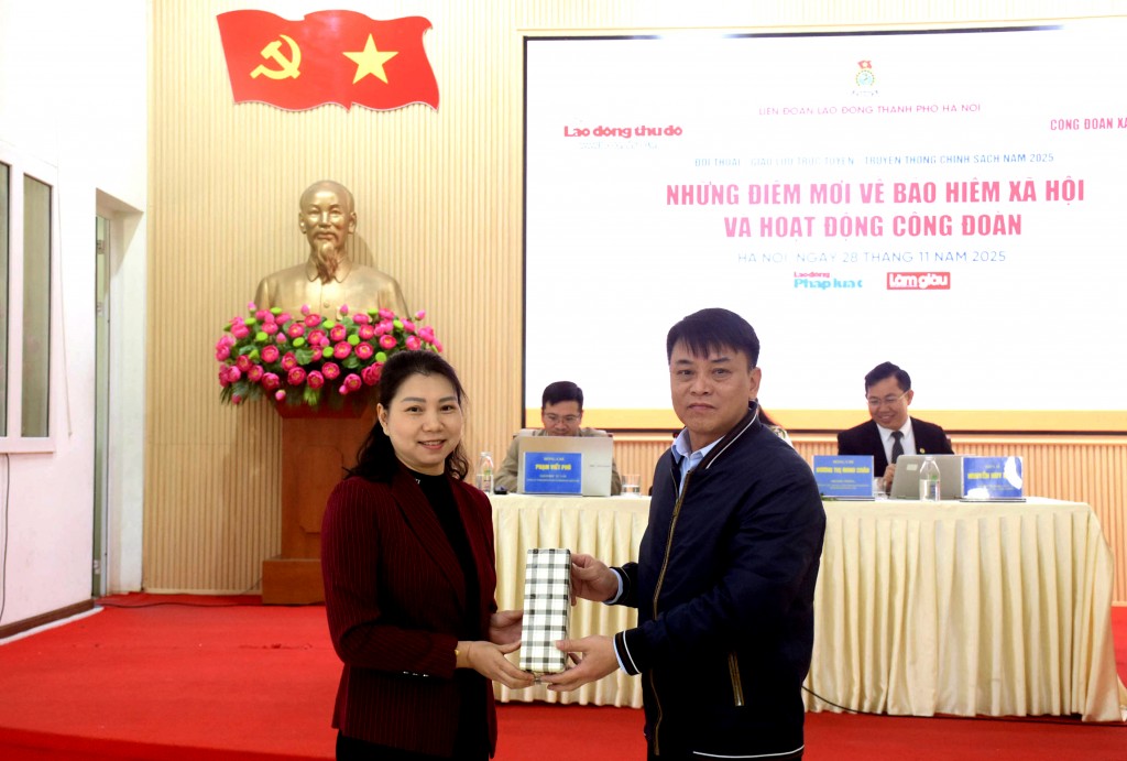 Ông Lưu Xuân Dũng - Chủ tịch Công đoàn xã Ngọc Hồi tặng quà cho người lao động tham gia giao lưu đối thoai