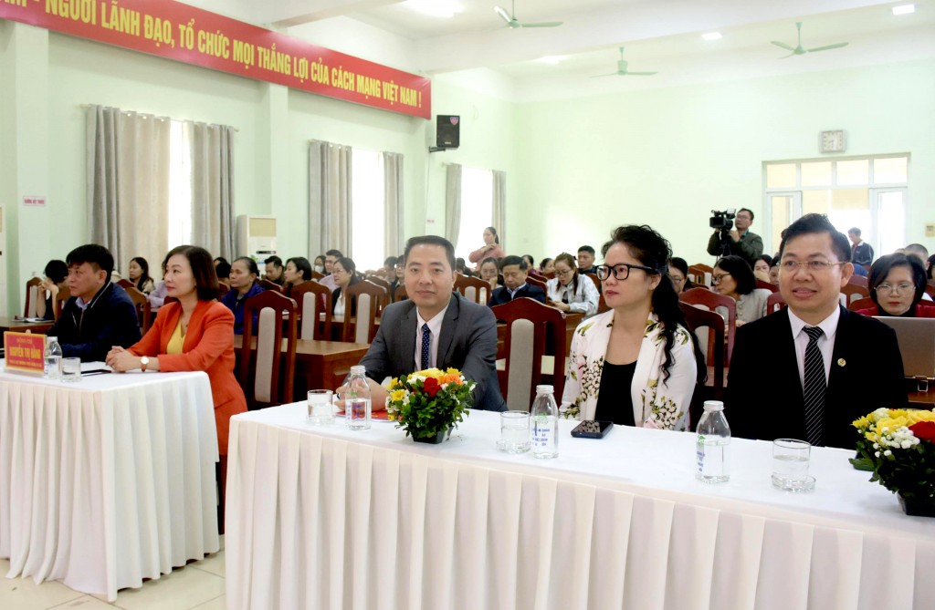 Các đại biểu tham dự chương trình đối thoại trực tiếp và trực tuyến với đoàn viên công đoàn, người lao động trên địa bàn xã Ngọc Hồi