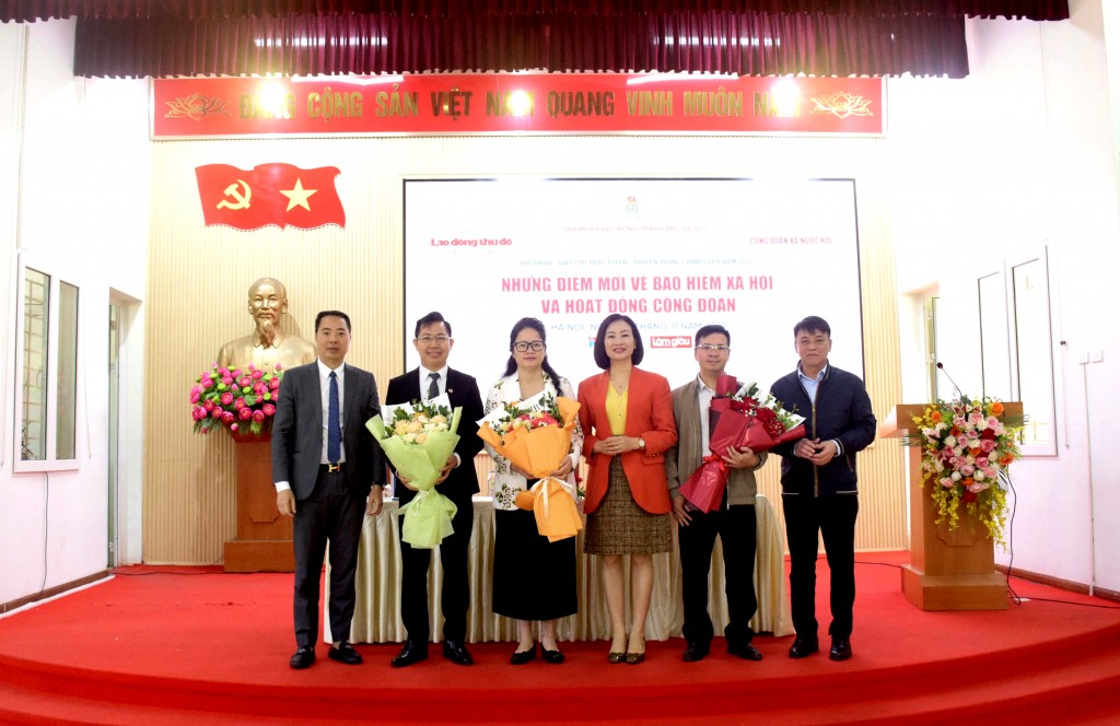 Ban tổ chức tặng hoa chuyên gia tham dự giải đáp câu hỏi của cán bộ công đoàn và người lao động.