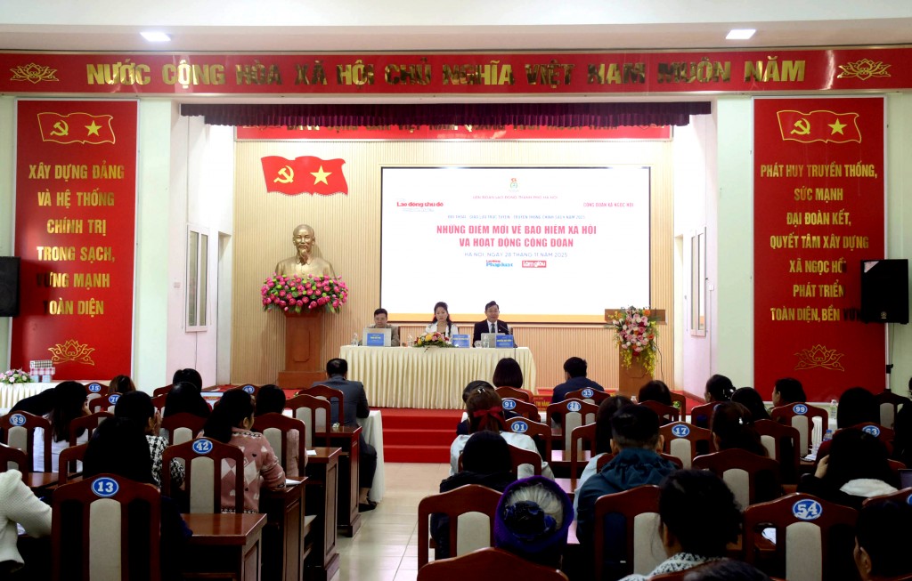 Các chuyên gia dự chương trình, trả lời câu hỏi của cán bộ công đoàn, người lao động