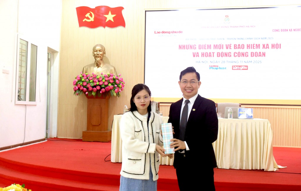 Tiến sĩ Nguyễn Huy Khoa, Phó Trưởng khoa Luật, Đại học Công đoàn tặng quà cho người lao động