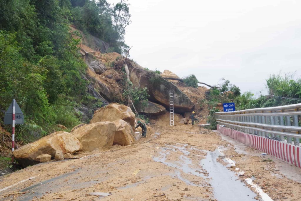 Nhiều khối đá khổng lồ sạt lở ngay trên mặt đường đèo Khánh Lê