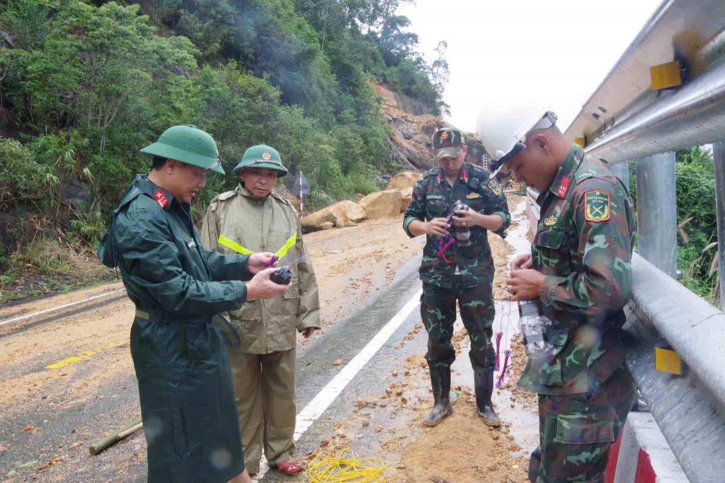 Hiện tuyến đèo chưa thể thông tuyến. Lực lượng chức năng đang nỗ lực xử lý sạt lở, nổ mìn phá các khối đá lớn rơi xuống đèo Khánh Lê đảm bảo an toàn, tiến độ