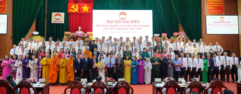 Đồng chí Nguyễn Tiến Hải tặng hoa chúc mừng và chụp ảnh lưu niệm cùng Ủy ban MTTQ Việt Nam tỉnh An Giang khóa I, nhiệm kỳ 2025 - 2030 (ảnh: Tây Hồ)