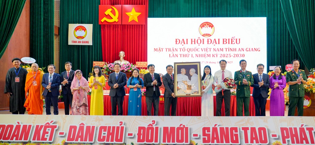 Phó Bí thư Đảng ủy MTTQ, các đoàn thể Trung ương Ngô Văn Cương tặng đại hội bức ảnh Bác Hồ và Bác Tôn - biểu tượng của tinh thần đoàn kết, đại đoàn kết toàn dân tộc (ảnh: Tây Hồ)