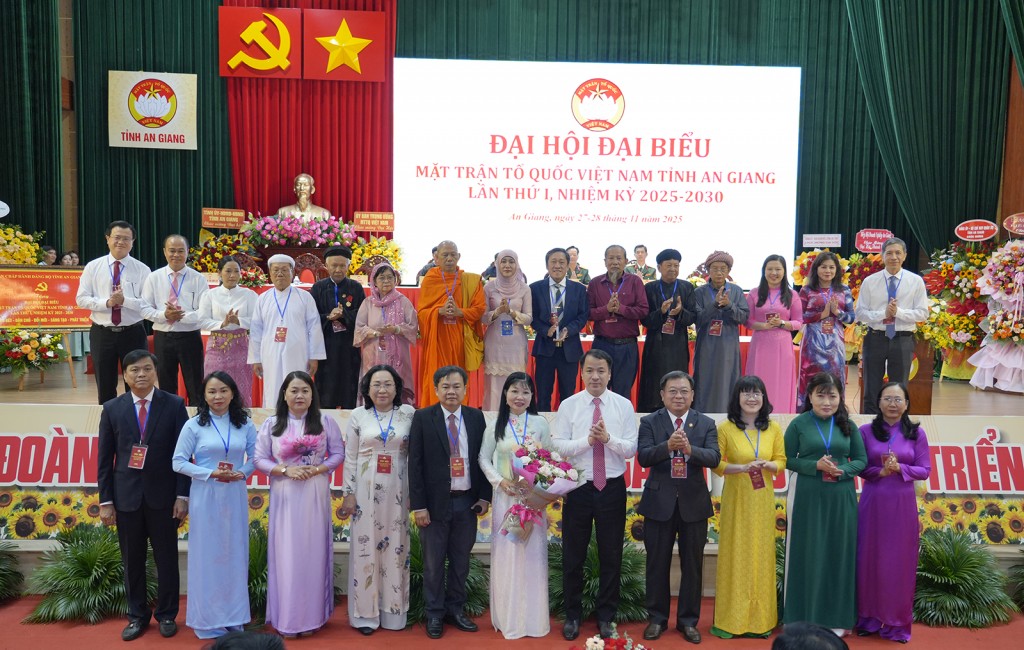 Phó Bí thư Đảng ủy MTTQ, các đoàn thể Trung ương Ngô Văn Cương tặng hoa chúc mừng và chụp ảnh lưu niệm cùng Đoàn đại biểu chính thức và dự khuyết dự Đại hội đại biểu toàn quốc MTTQ Việt Nam nhiệm kỳ 2026 - 2031 (ảnh: Tây Hồ)