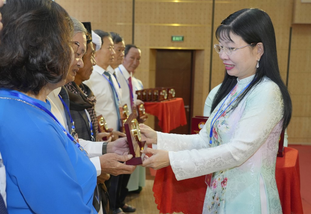 Đồng chí Trần Thị Thanh Hương tặng quà tri ân các vị ủy viên không tiếp tục tham gia Ủy ban MTTQ Việt Nam tỉnh khóa I, nhiệm kỳ 2025 - 2030 (ảnh: Tây Hồ)