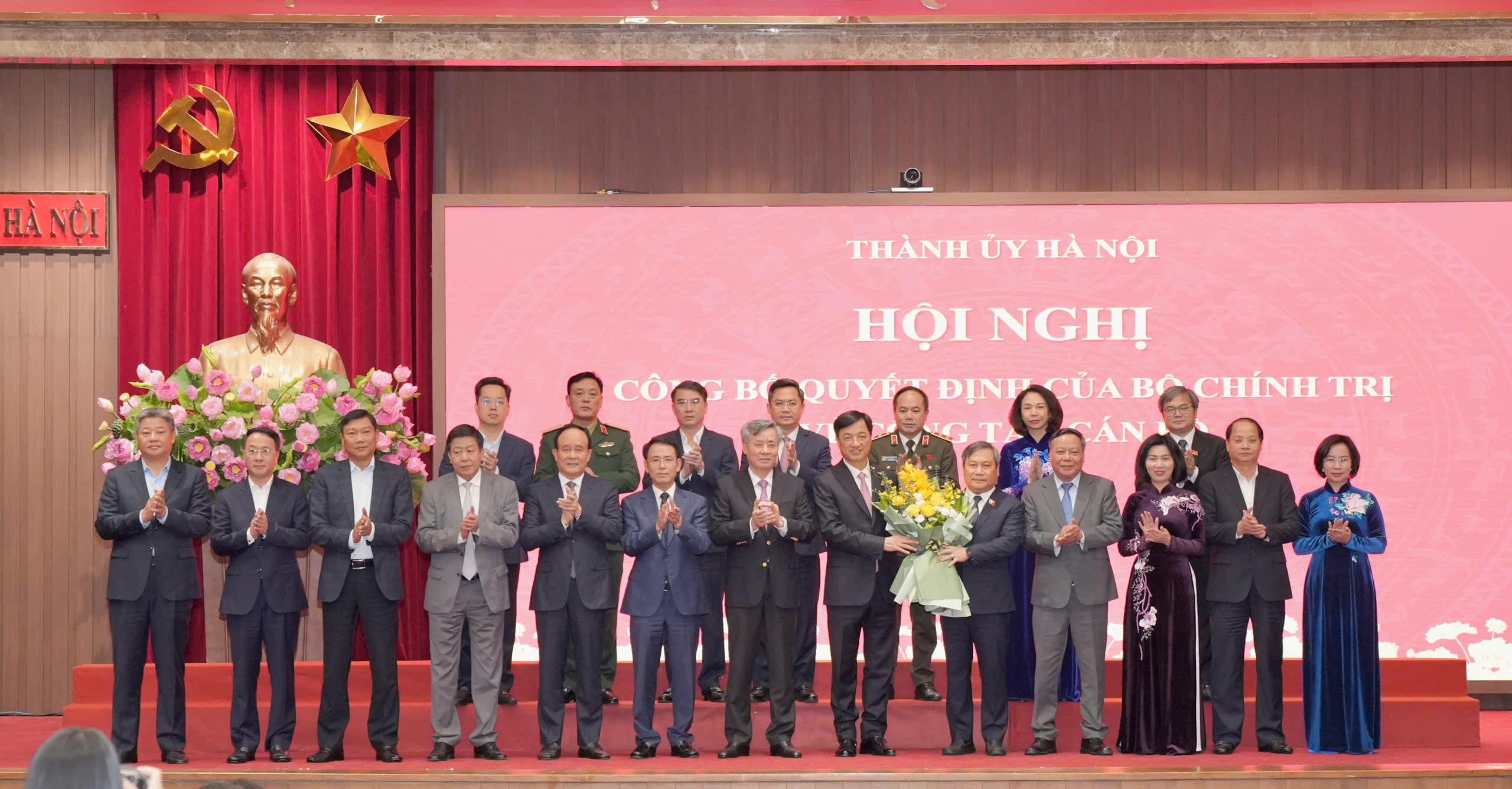 Các đồng chí lãnh đạo T.Ư và thành phố Hà Nội chúc mừng đồng chí Vũ Đại Thắng