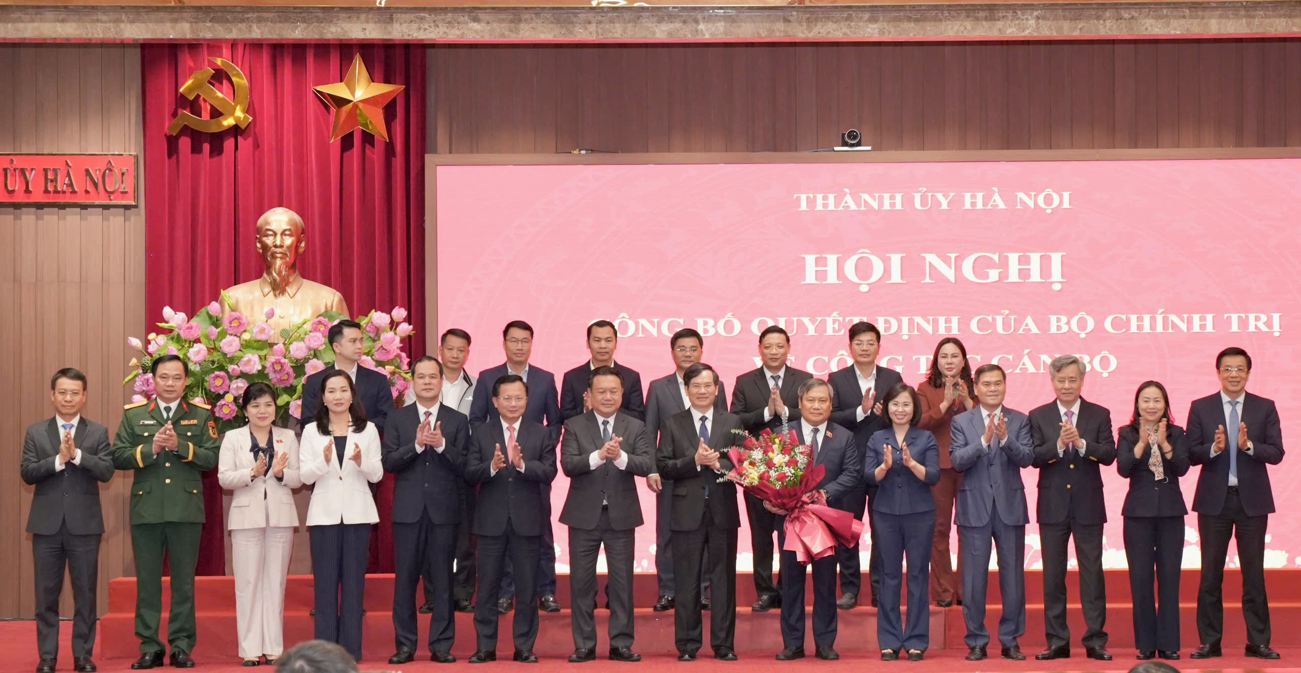 Các đồng chí lãnh đạo tỉnh Quảng Ninh chúc mừng đồng chí Vũ Đại Thắng