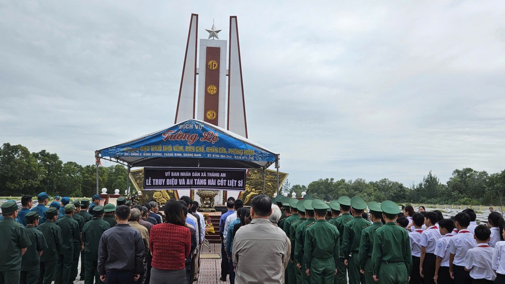 Nghi thức truy điệu và an táng liệt sĩ được tổ chức trang nghiêm, thành kính