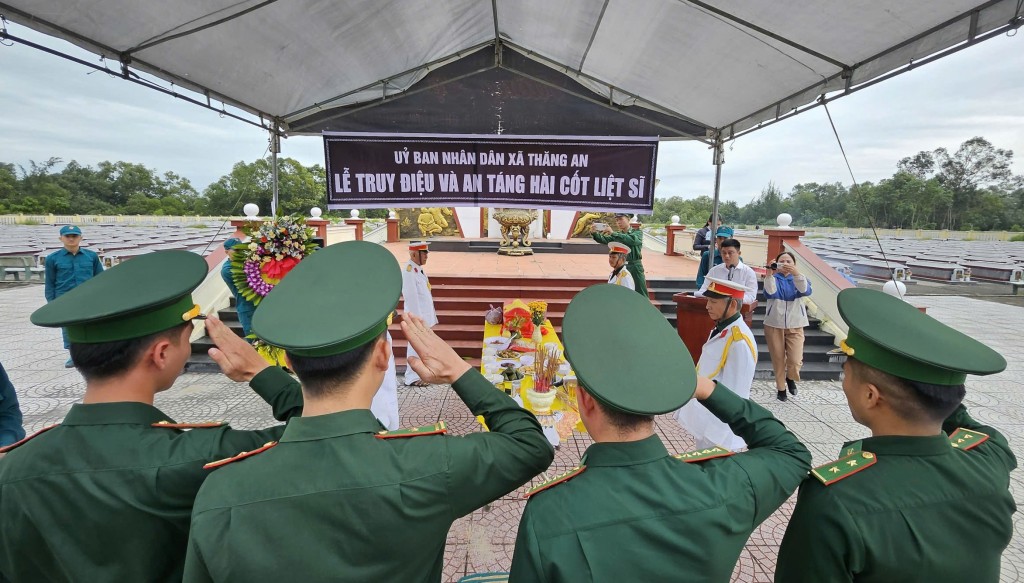 Trong không khí trang nghiêm, các đại biểu dâng hương, dâng hoa và dành  một phút mặt niệm tưởng nhớ công lao to lớn của các anh hùng liệt sĩ (Ảnh H.Quảng)