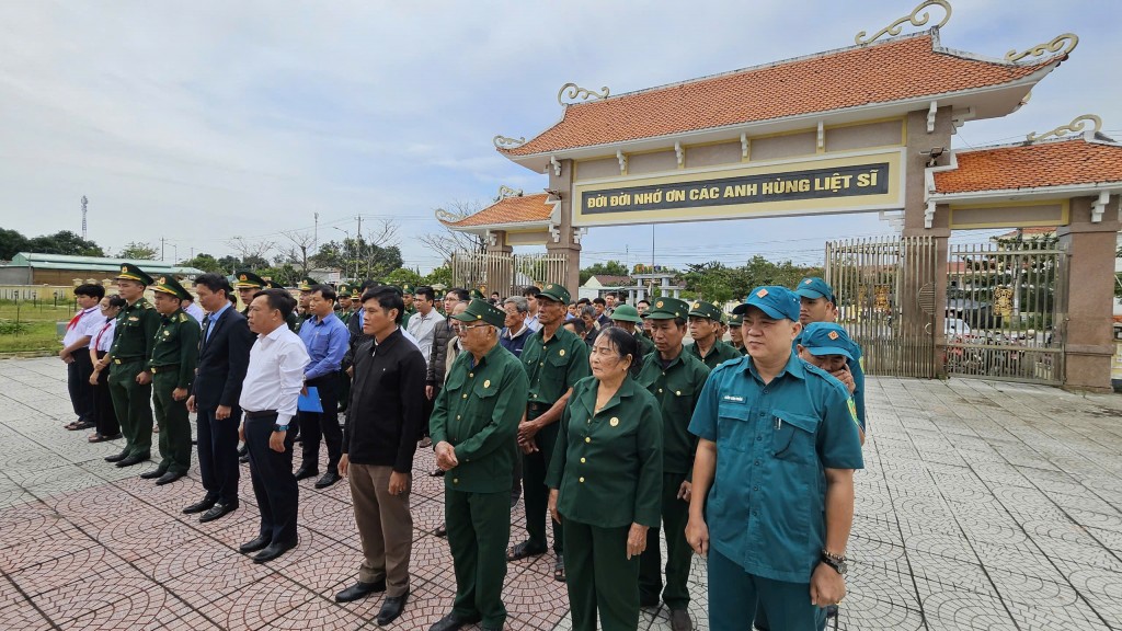 Đảng uỷ, HĐND, UBND, Ủy ban MTTQ, Ban Chỉ huy Quân sự xã Thăng An tổ chức lễ truy điệu và an táng hài cốt liệt sĩ (Ảnh H.Quảng)