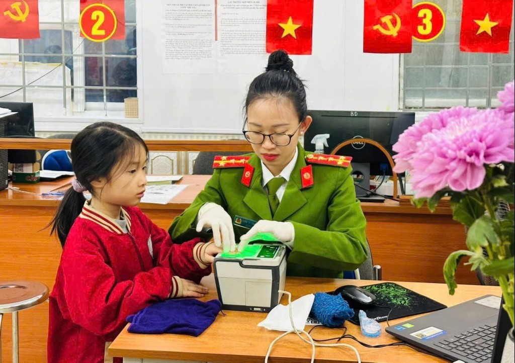 Công an phường Ba Đình tăng cường cấp CCCD cho lứa tuổi học sinh