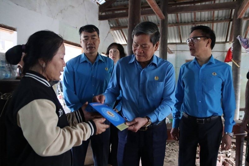 Hỗ trợ khẩn cấp 1 tỉ đồng cho người lao động tại Khánh Hoà