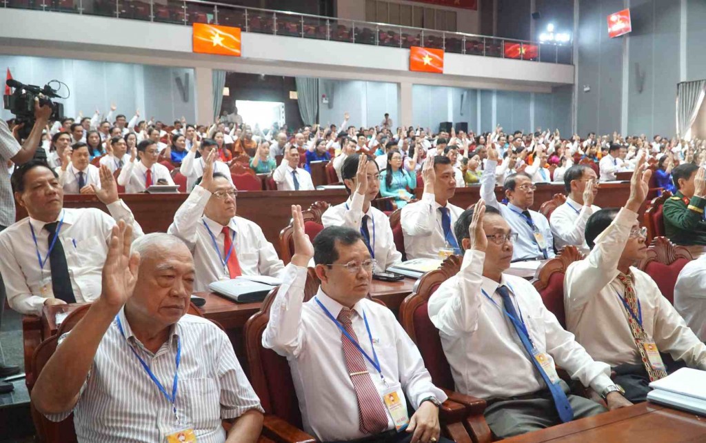 Đại biểu biểu quyết thông qua nội dung chương trình Đại hội. (Ảnh: Nhật Hồ) Đại biểu biểu quyết thông qua nội dung chương trình Đại hội. (Ảnh: Nhật Hồ)