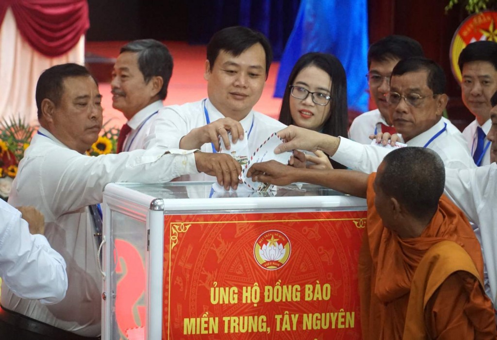 Đại biểu tham dự Đại hội chung tay ủng hộ người dân bị ảnh hưởng bão lũ. (Ảnh: Nhật Hồ) Đại biểu tham dự Đại hội chung tay ủng hộ người dân bị ảnh hưởng bão lũ. (Ảnh: Nhật Hồ)