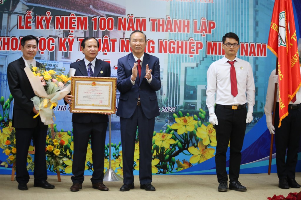 Viện KHKT Nông nghiệp Miền Nam đón nhận Huân chương Lao động hạng Nhất
