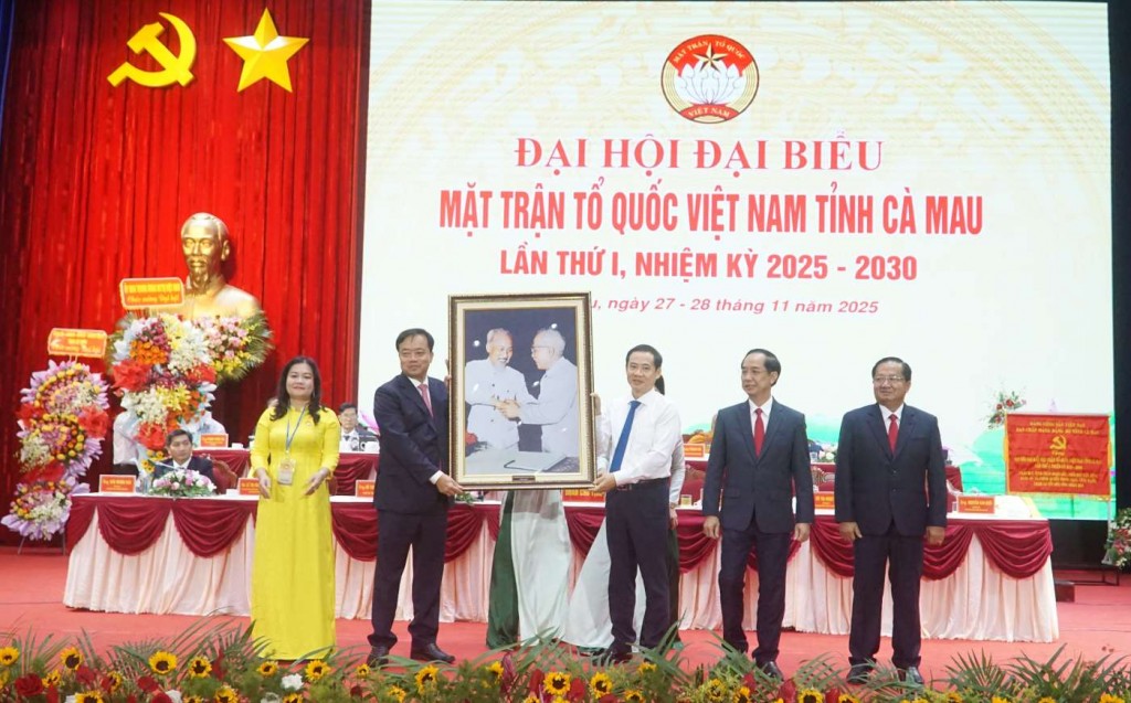 Phó Bí thư Đảng ủy MTTQ và các đoàn thể Trung ương Nguyễn Thái Học tặng ảnh lưu niệm cho Đại hội. Ảnh: Nhật Hồ