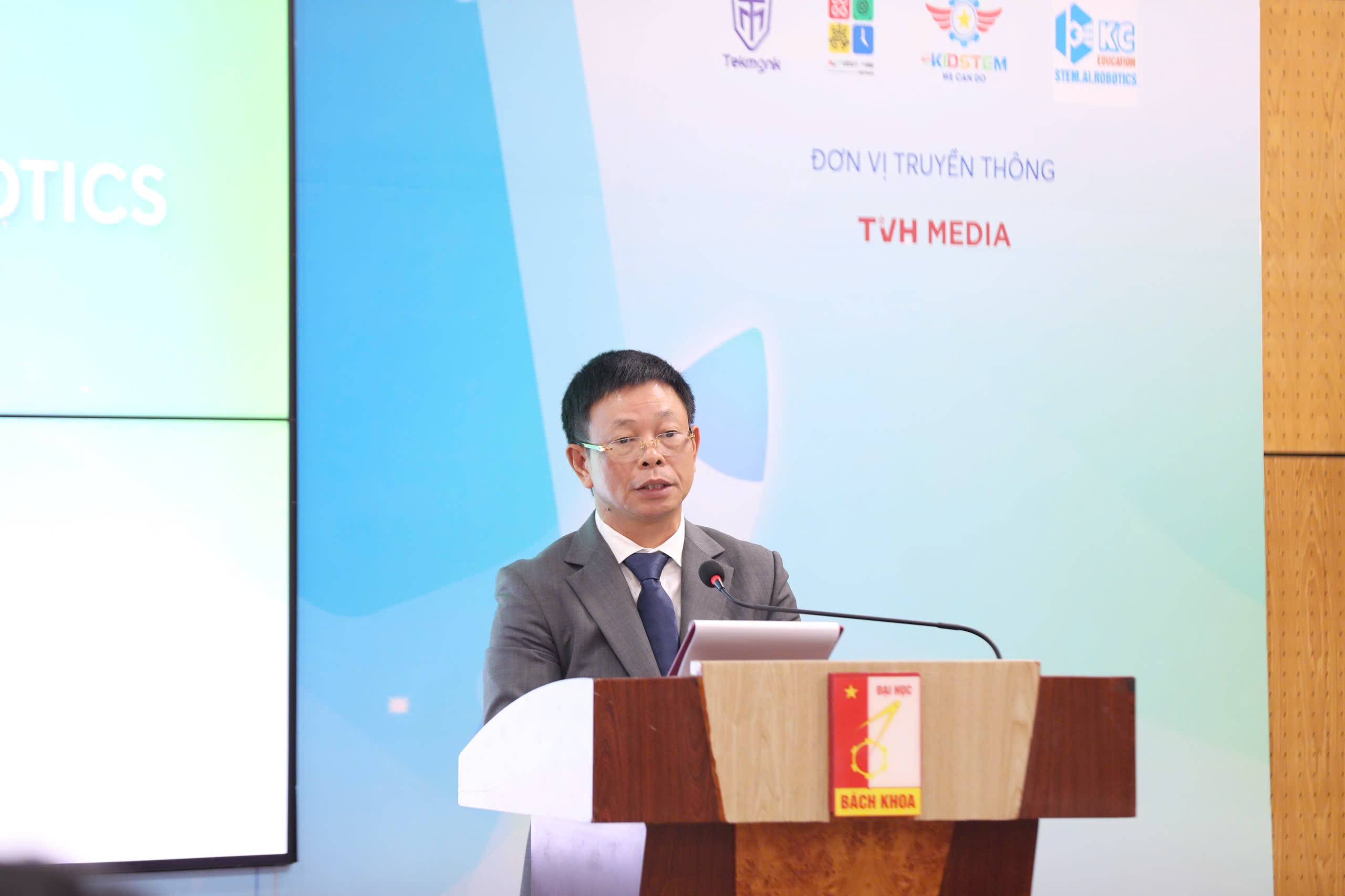 Nhà báo Phùng Công Sưởng – Tổng Biên tập Báo Tiền Phong, Trưởng Ban tổ chức cuộc thi phát biểu tại buổi họp báo. Nhà báo Phùng Công Sưởng – Tổng Biên tập Báo Tiền Phong, Trưởng Ban tổ chức cuộc thi phát biểu tại buổi họp báo.