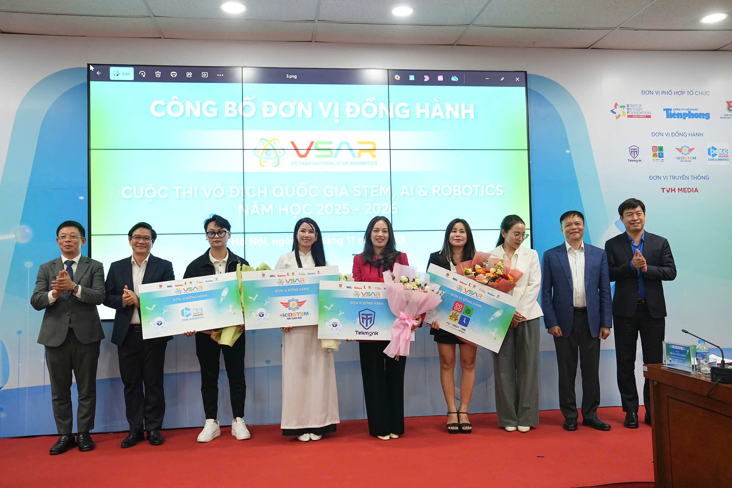 Ban tổ chức trao danh vị cho các đơn vị đồng hành. Ban tổ chức trao danh vị cho các đơn vị đồng hành.