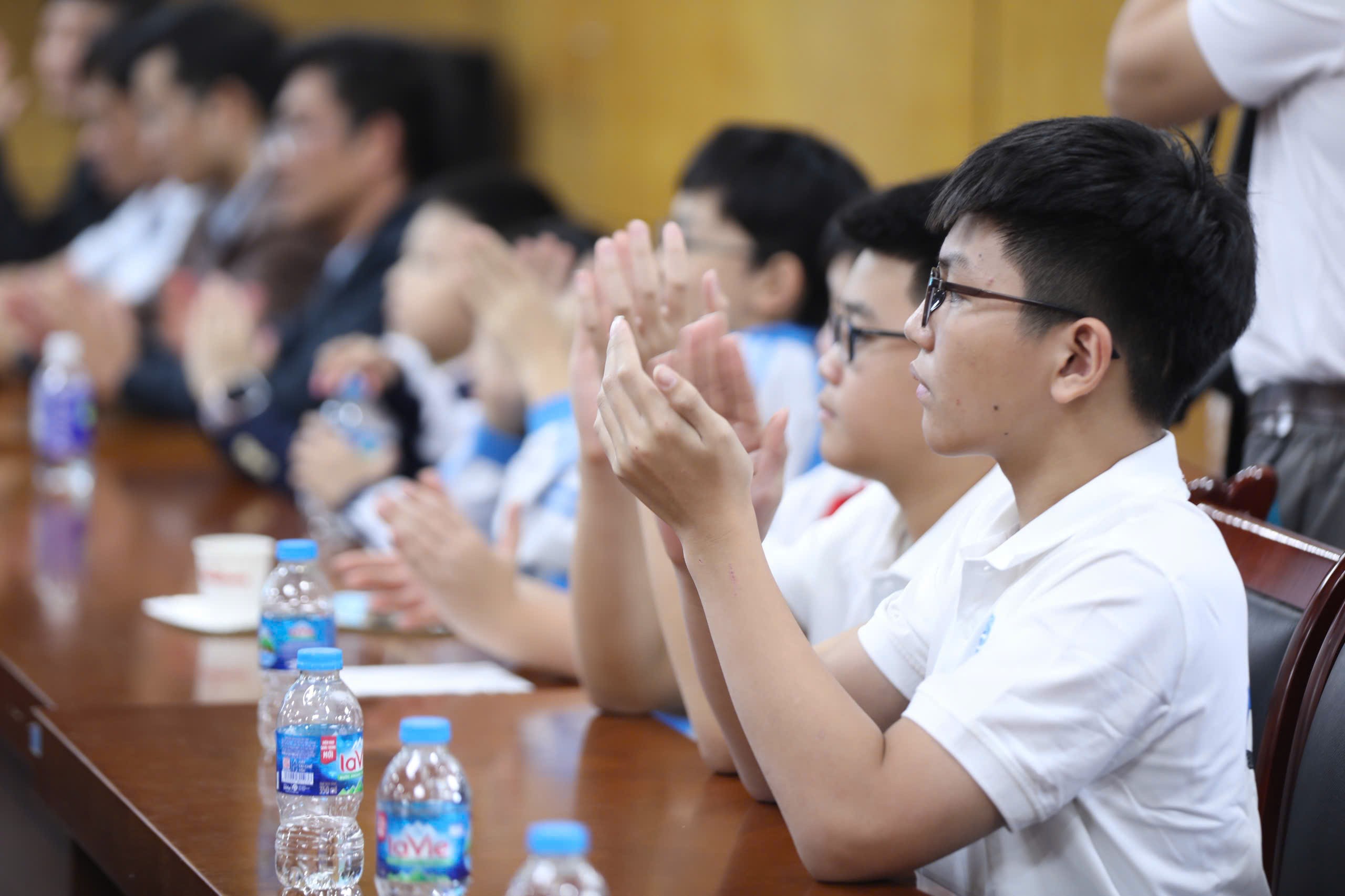 Các em học sinh tham dự buổi họp báo Các em học sinh tham dự buổi họp báo