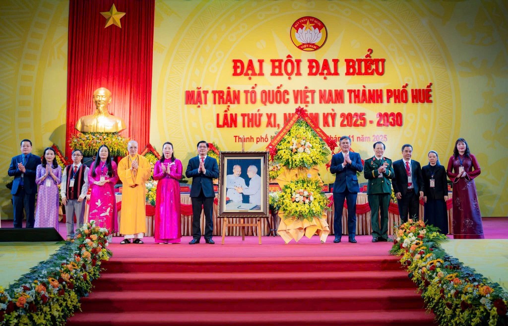 Phó Bí thư Đảng ủy MTTQ, các đoàn thể Trung ương Trần Thắng tặng hoa chúc mừng đại hội Phó Bí thư Đảng ủy MTTQ, các đoàn thể Trung ương Trần Thắng tặng hoa chúc mừng đại hội