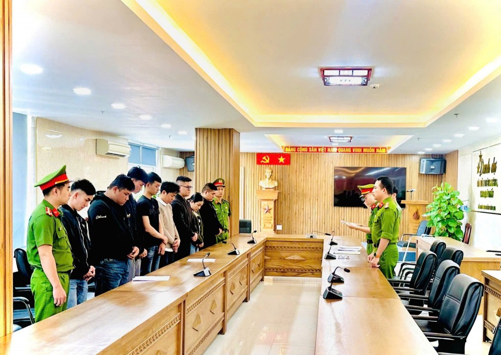 Các đối tượng tại cơ quan Công an (Ảnh: C.A Đà Nẵng)