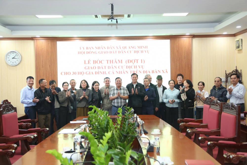 Đây là đợt bốc thăm đất dịch vụ đầu tiên tại xã Quang Minh sau khi chính quyền 2 cấp đi vào hoạt động