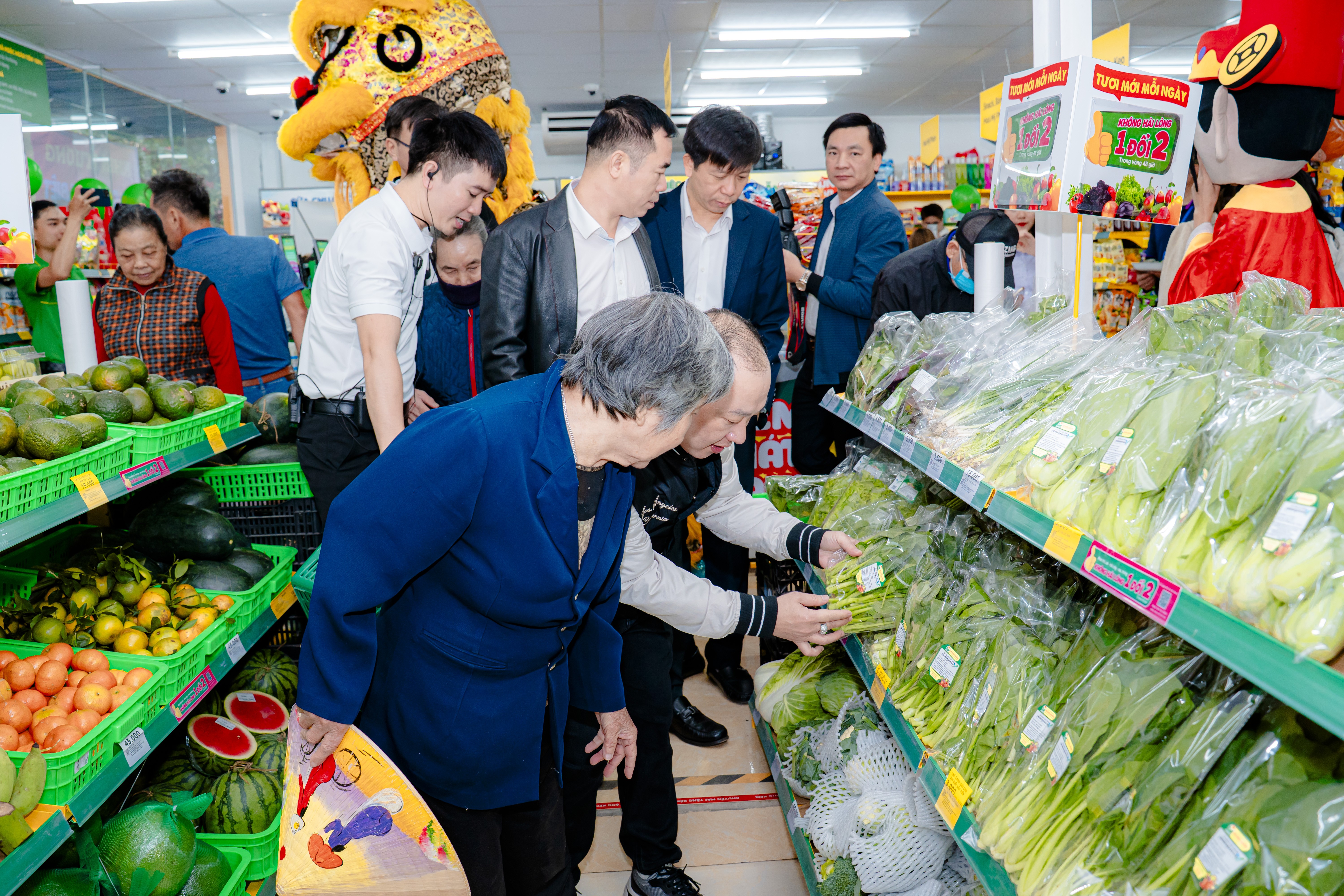 Với những ưu đãi hấp dẫn dịp khai trương, người dân vô cùng phấn khởi tham quan, mua sắm Với những ưu đãi hấp dẫn dịp khai trương, người dân vô cùng phấn khởi tham quan, mua sắm