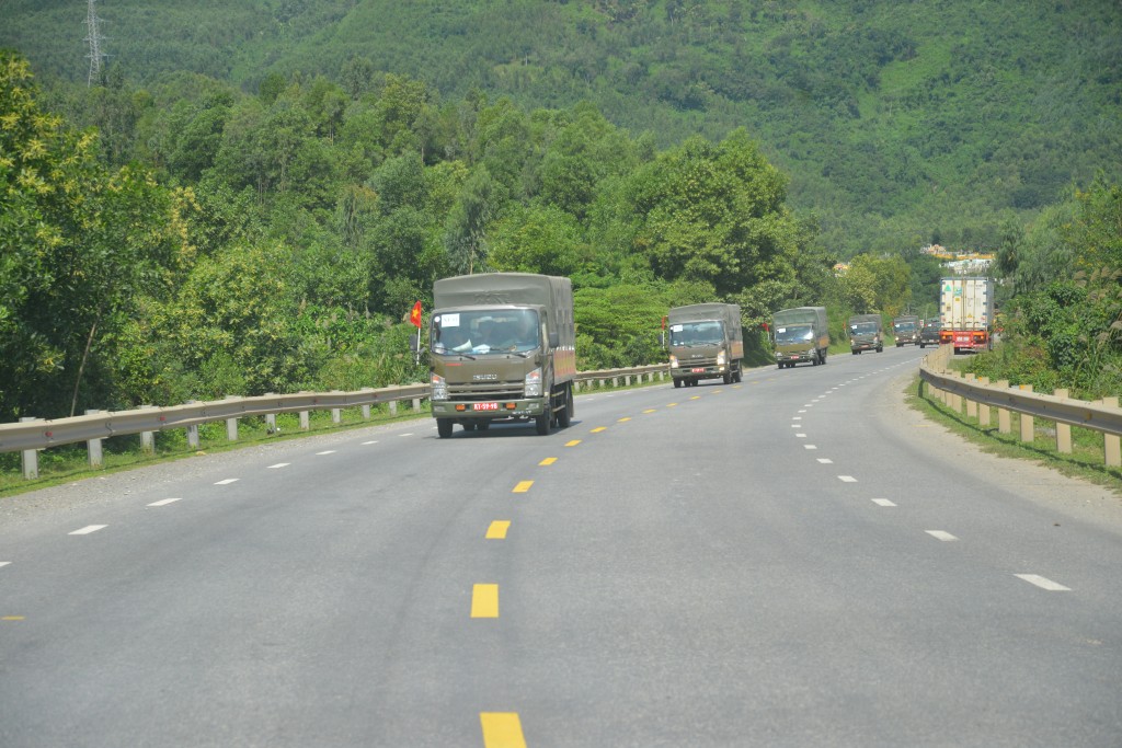 Đoàn xe vận chuyển hàng cứu trợ của Bộ Tư lệnh Thủ đô Hà Nội cơ động xuống đèo Hải Vân
