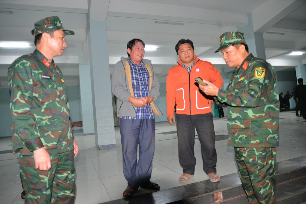 Chỉ huy Đoàn công tác Bộ Tư lệnh Thủ đô Hà Nội trao đổi với đại diện Uỷ ban MTTQ tỉnh Gia Lai về việc giao nhận hàng cứu trợ