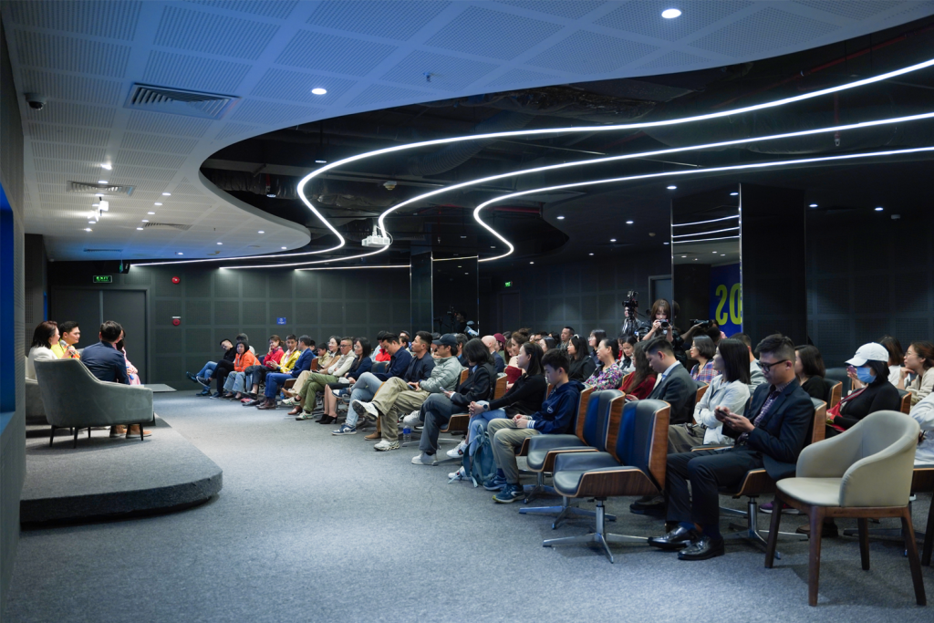 Buổi talkshow thu hút đông đảo khán giả quan tâm, lắng nghe