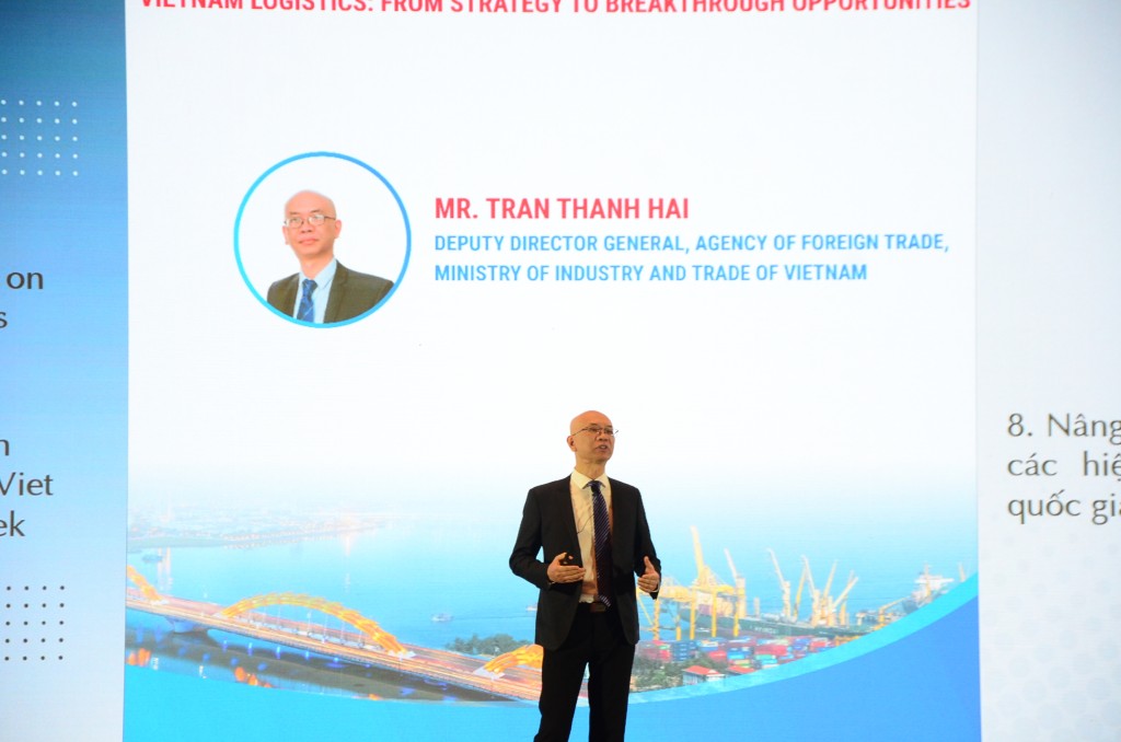 Ông Trần Thanh Hải, Phó Cục trưởng Cục Xuất nhập khẩu (Bộ Công thương) trình bày tham luận tại diễn đàn (Ảnh Đ.Minh)