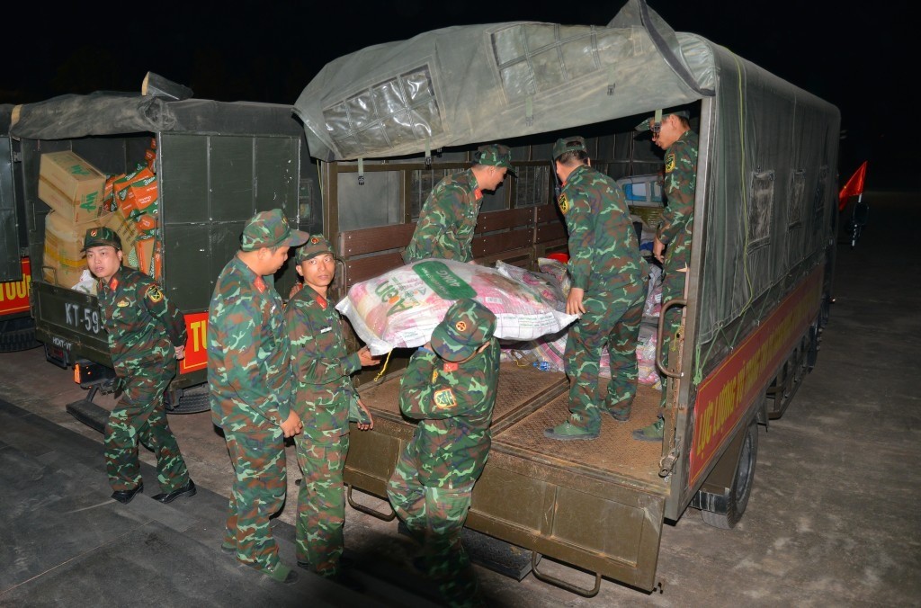 cán bộ, chiến sĩ Đoàn vận chuyển vẫn nhanh chóng chuyển từng bao gạo gửi đến Nhân dân Gia Lai đang chịu thiên tai lũ lụt