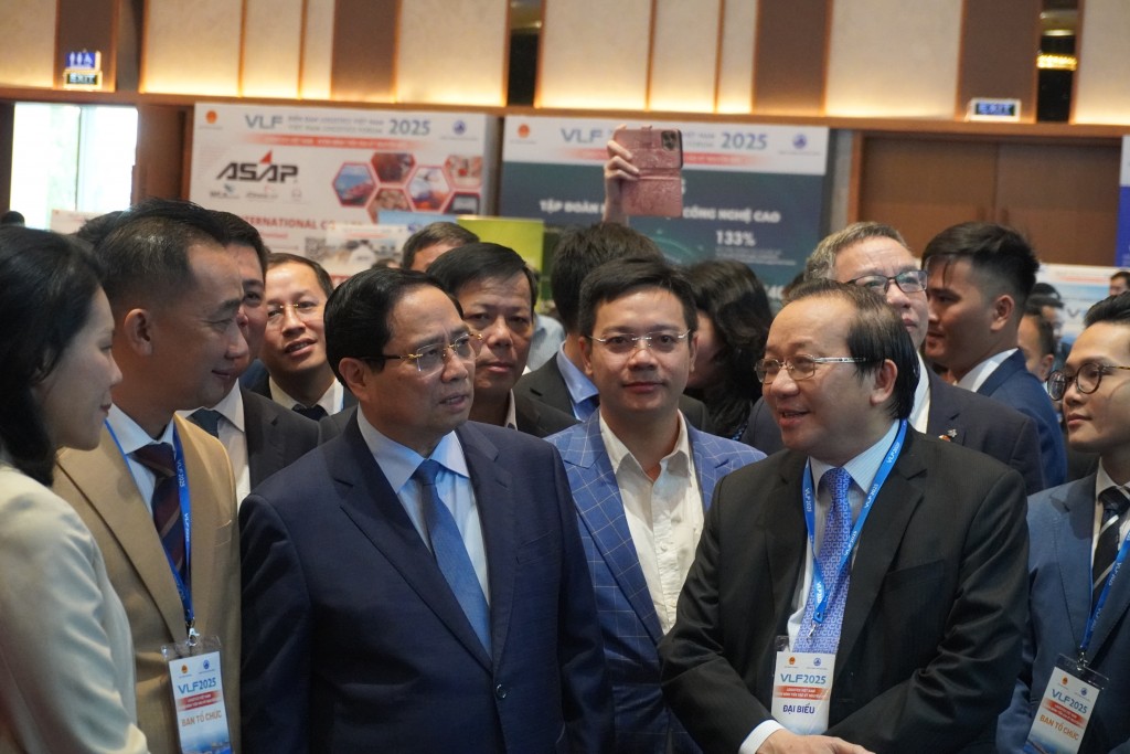 Ủy viên Bộ Chính trị, Thủ tướng Chính phủ Phạm Minh Chính trao đổi bên lề Diễn dàn Logistics Việt Nam 2025 (Ảnh Đ.Minh)