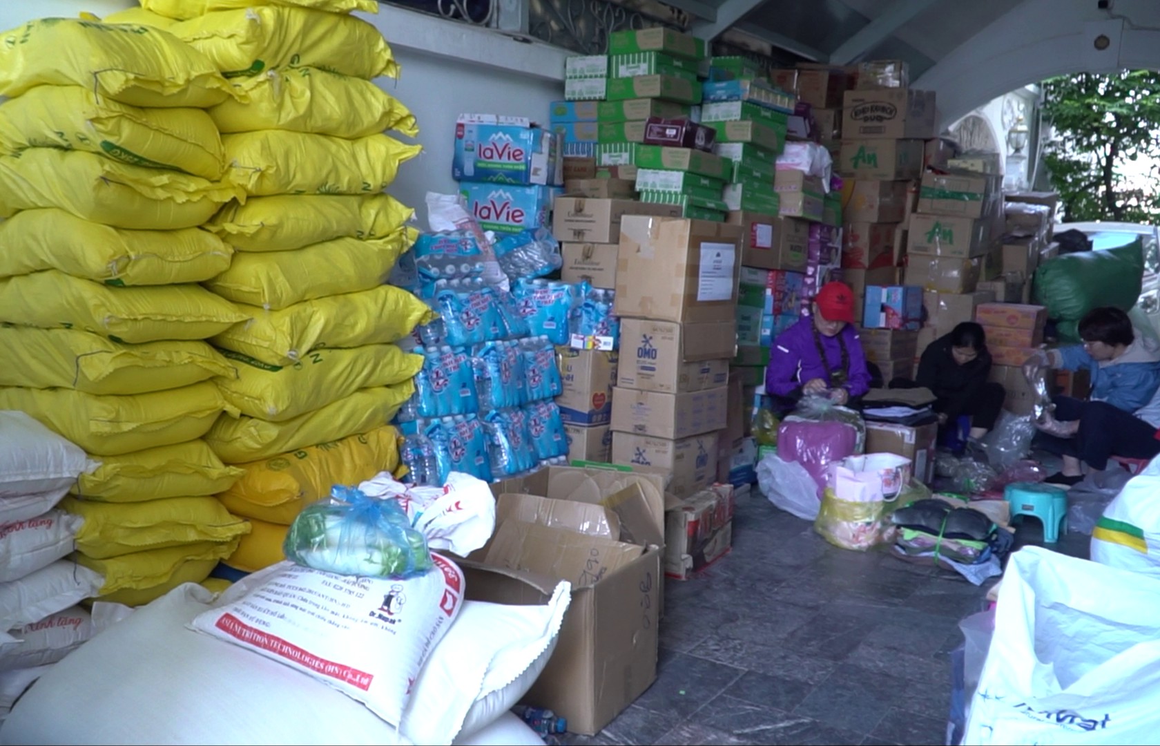 Nghĩa tình đồng bào từ Thủ đô đến bà con vùng lũ