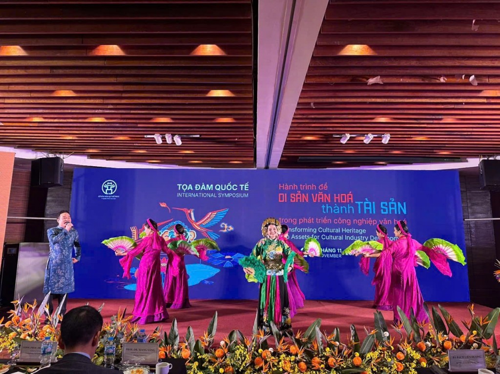 Tiết mục nghệ thuật truyền thống trình diễn tại buổi tọa đàm quốc tế Tiết mục nghệ thuật truyền thống trình diễn tại buổi tọa đàm quốc tế