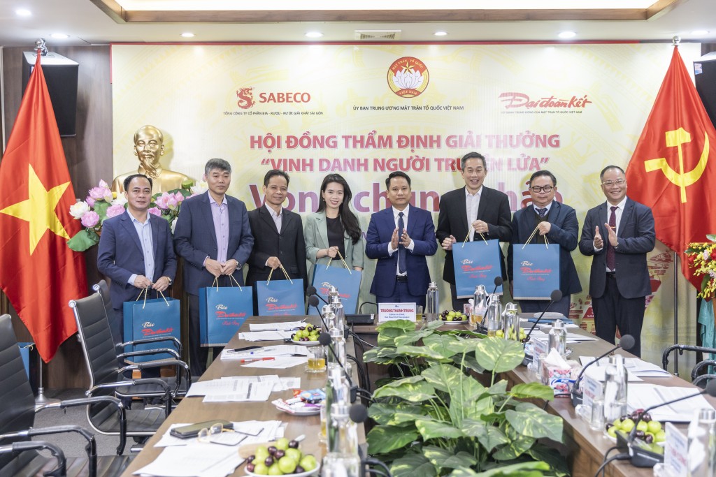 Tổng Biên tập Báo Đại đoàn kết Trương Thành Trung cùng Hội đồng thẩm định tại vòng Chung khảo