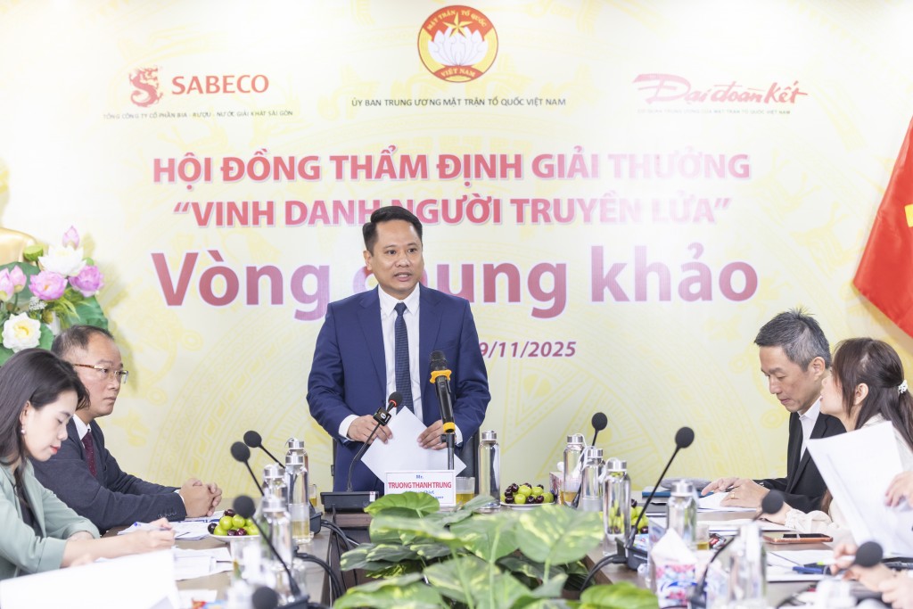 Tổng Biên tập Báo Đại đoàn kết Trương Thành Trung cùng Hội đồng thẩm định tại vòng Chung khảo. Ảnh: Quang Vinh