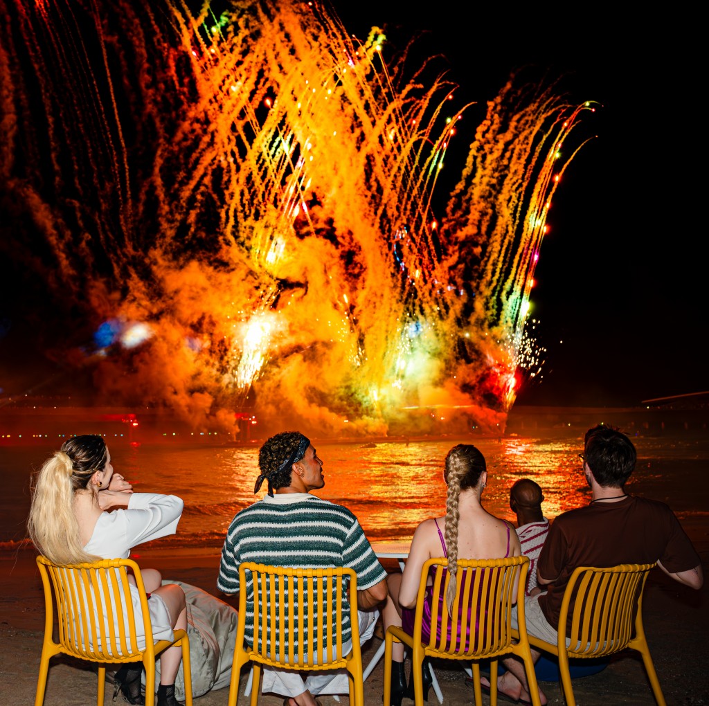 Những bãi biển tại Phú Quốc không chỉ để thư giãn, mà còn là nơi du khách xem những show giải trí hấp dẫn, như Symphony of the Sea tại Thị trấn Hoàng Hôn