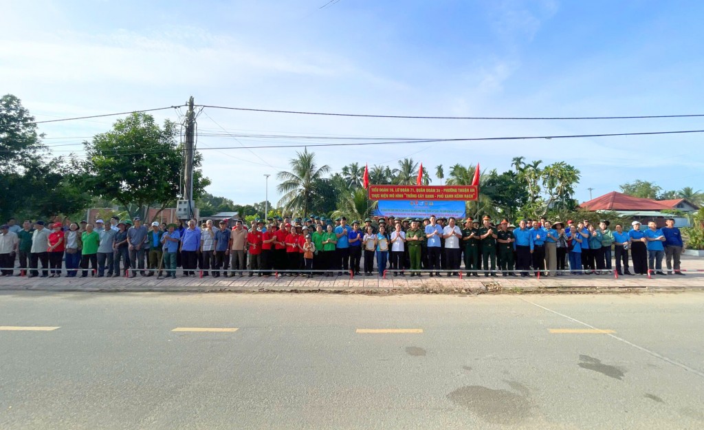 Đại biểu chụp hình lưu niệm tại Lễ ra quân