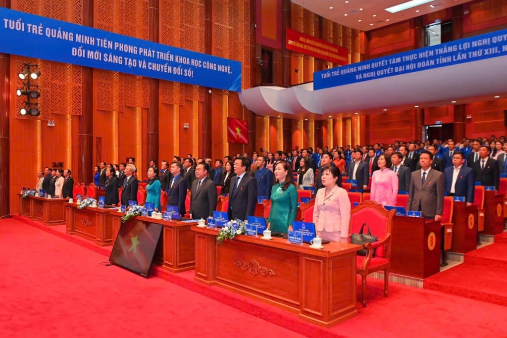 Các đại biểu thực hiện nghi lễ chào cờ.