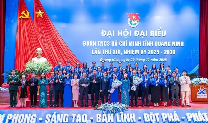 Lãnh đạo Trung ương Đoàn TNCS Hồ Chí Minh và tỉnh Quảng Ninh chúc mừng Ban Chấp hành Tỉnh đoàn Quảng Ninh khóa XIII.