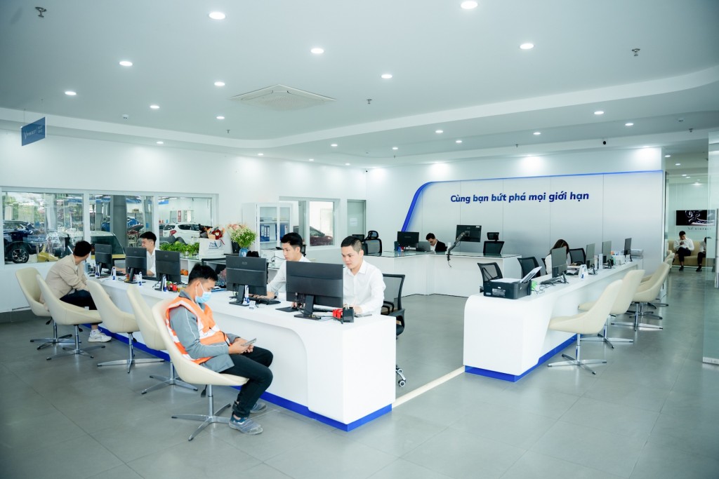 VinFast dự kiến sẽ đạt 400 xưởng dịch vụ trên toàn quốc vào cuối năm nay, đảm bảo đáp ứng hoàn hảo mọi nhu cầu của khách hàng.